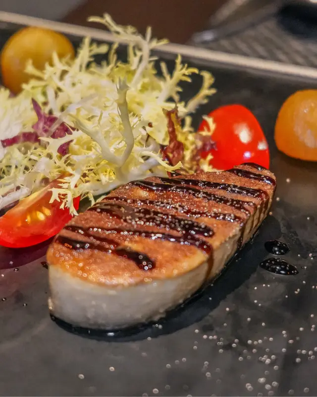 香煎法國鵝肝配梅酒蘋果