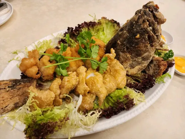 蒸魚食得多，將一條沙巴龍躉起肉，做流沙黃金味加吉列椒鹽味，好有心思。