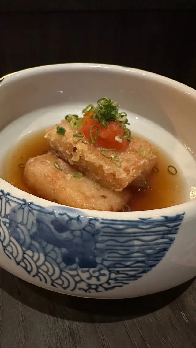 將港式蘿蔔糕用日式唐揚炸法去整，外脆內軟，仲有少少辣，配埋蘿蔔蓉同蔥花，有特色！