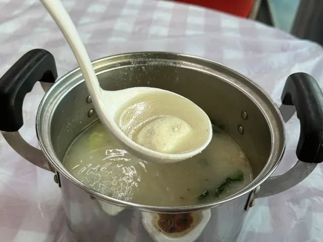 呈奶白色,有些胡椒香