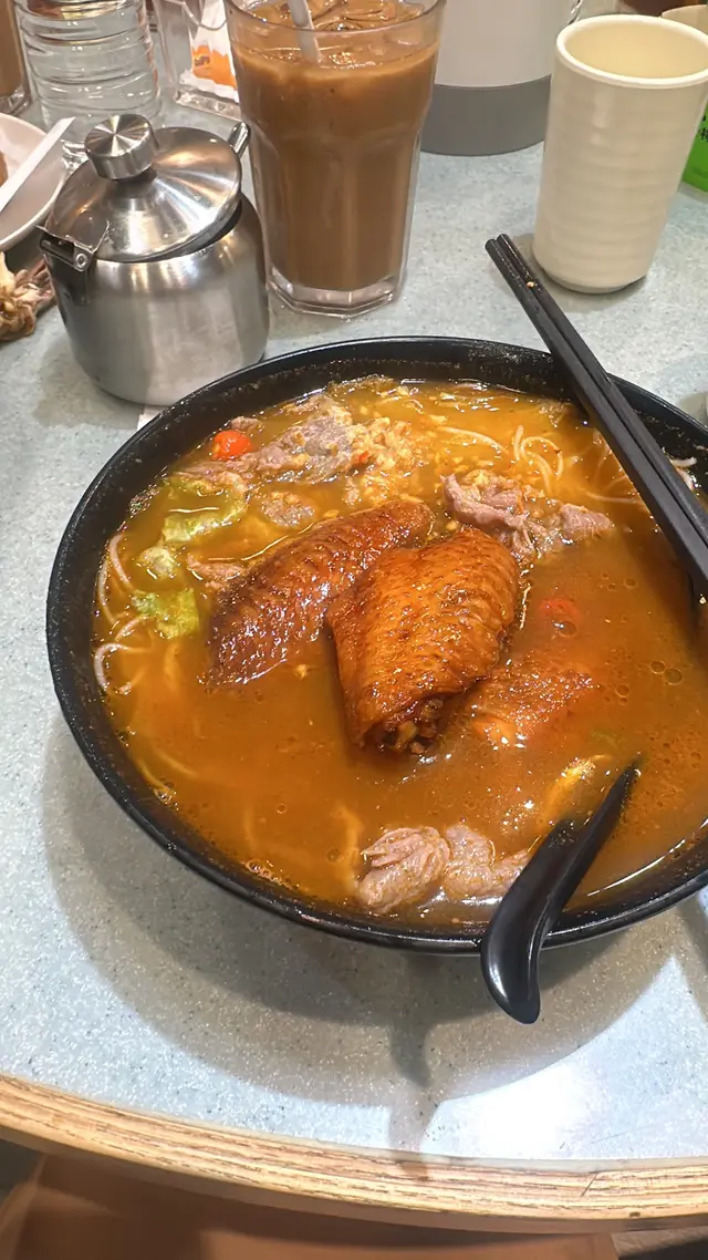 雞翼鮮牛肉冬陰功湯米粉