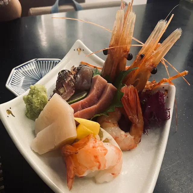 
帶子勁大粒勁厚實同出面食嘅完全唔同口感 一個字 正！
牡丹蝦勁多蝦膏蝦身巨大 食落鮮甜又唔腥 同行唔食刺身嘅朋友都接受到🙈
梳子魚炙燒過令到成件事昇華咗食落去又唔會好膩 我自己最鍾意呢個🥹🫶🏻
拖羅完全冇筋食落唔會淋pat pat🤣
成個刺身拼盤都好出色 推～