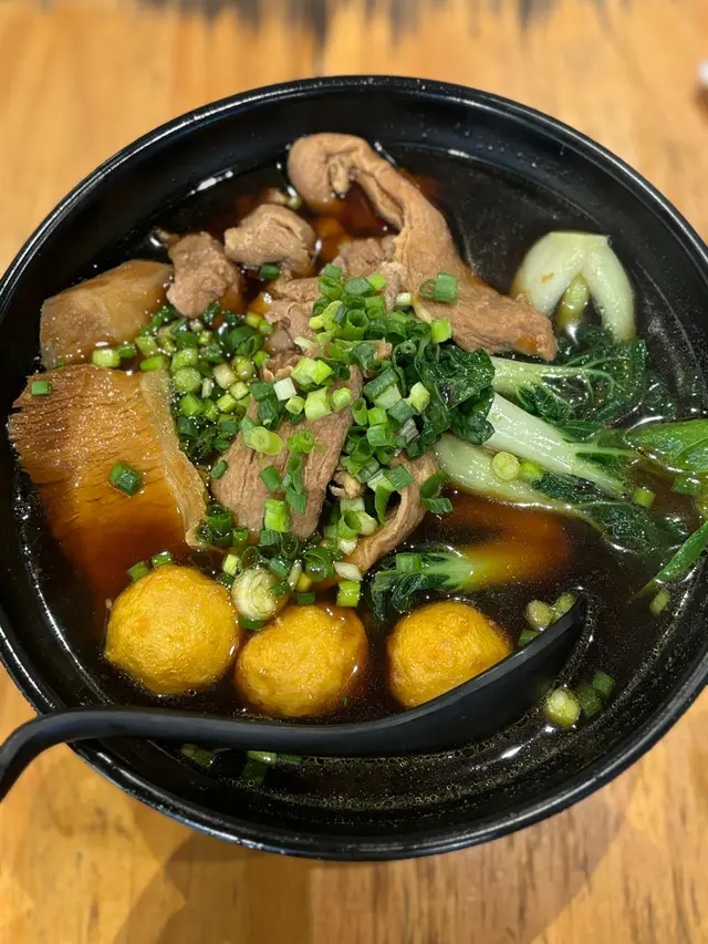 五香牛腩、豬頸肉、咖喱魚蛋、小白菜、河粉