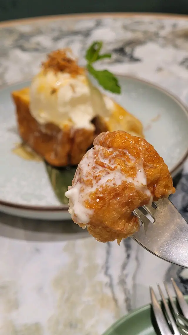 D24榴槤西多士 配雲尼拿雪糕