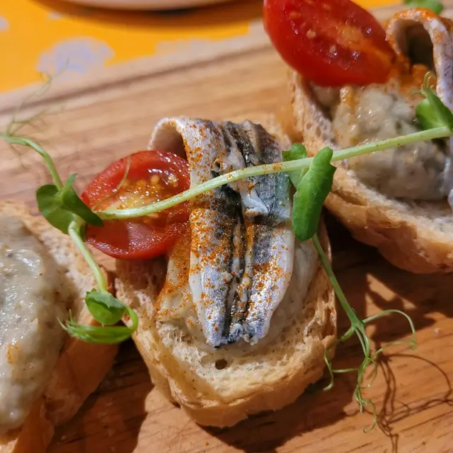 白鯷魚茄子蓉多士