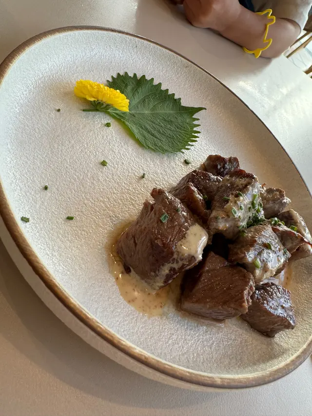 擺盤精美🥰和牛板腱擁有濃厚嘅牛肉香氣 風味濃郁 烹調嘅時間啱啱好 唔會太韌 Bb食都冇問題👌🏻