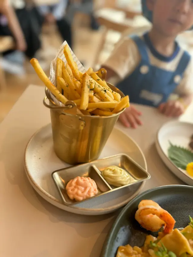 薯條上枱時熱辣辣 乾身 每條都灑咗啲紅椒粉 食落去好似卡樂B熱浪薯片味🤣明太子蛋黃醬味道特出 一食落口已經有浸明太子味湧出嚟😘蛋黃芥末醬辣辣地 好夾鹹鹹地嘅薯條🍟
