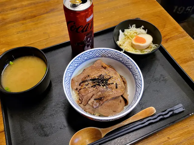 鹽燒牛舌定好吃到不得了，五大塊厚切牛舌肉質軟嫩有油香，以五十多元的定價和份量還包飲品，完全沒有可以批評的地方