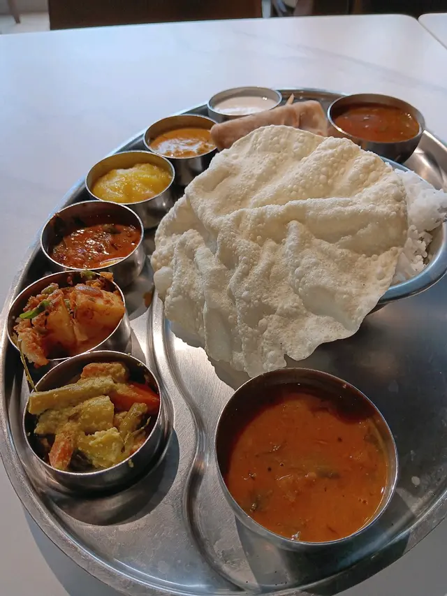 8小碟分別有南瓜煮嘅咖喱，青豆，薯仔，甜西米（？），另一款香料咖喱，乳酪，最右手邊係用蕃茄煮又最辣嘅咖喱汁，我足足飲咗3杯水🤣