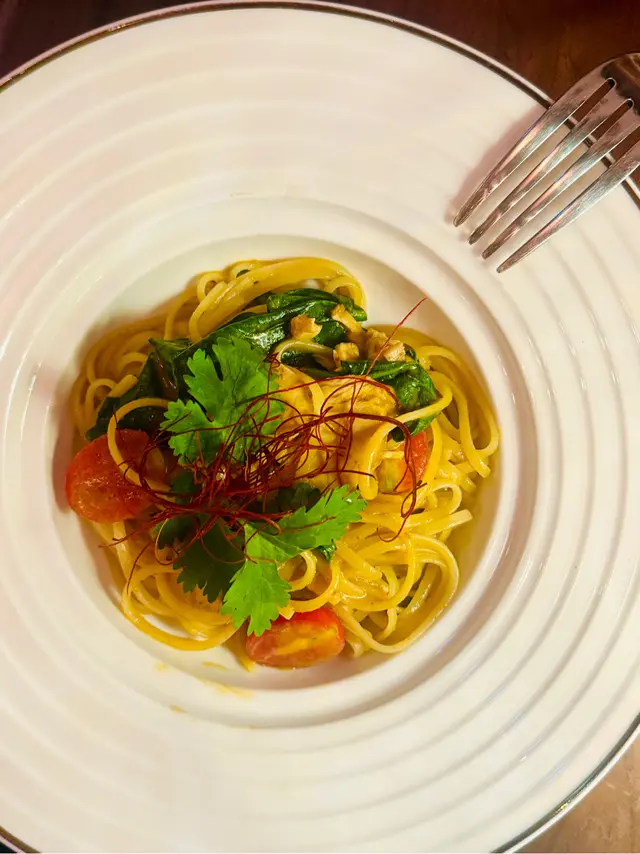 香辣低溫慢煮雞胸巴東汁扁意麵