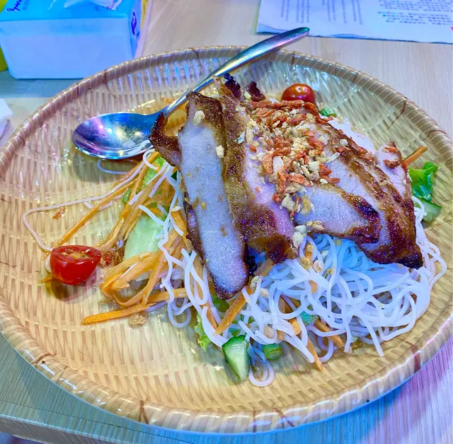 燒豬頸肉撈粉