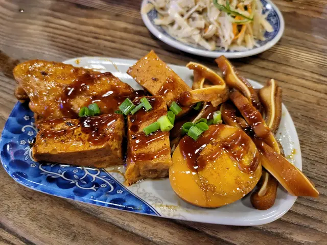 滷水拼盤是這家店的招牌之一，它包含了各種精選滷味，如滷豆腐、滷雞翅、滷蛋和滷豬耳等，每一樣都入味鮮美，口感豐富。讓人驚艷的是他們的滷汁秘方，經過長時間熬煮，充滿層次感和濃郁的味道