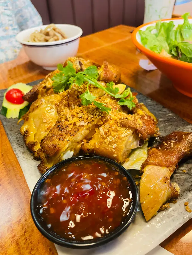 需時20分鐘
建議先點！
燒雞皮好脆；雞肉好juicy, 入味
配埋側面嘅泰式甜辣醬一流～
