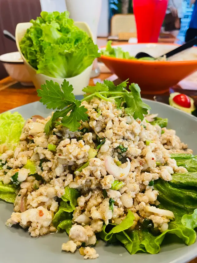 本身唔食得辣嘅我覺得比其他地方食嘅辣少少
不過一樣好夠味🤤
重點係配嘅生菜好足夠～