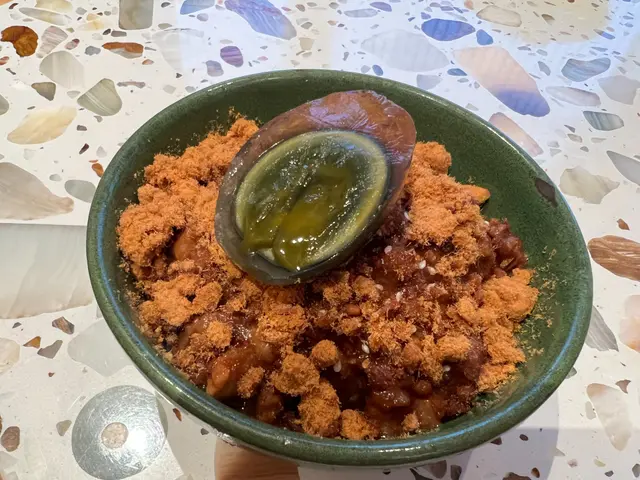 肉鬆皮蛋魯肉飯