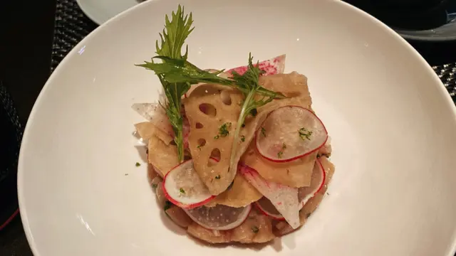 油甘魚他他
呢道油甘魚好出色，新鮮魚肉配上柚子同青檸魚子醬，酸酸甜甜，口感超清新。蓮藕片脆脆的，加上蘿蔔的香味，令整道菜多咗層次感。每一口都充滿海鮮鮮味，真係好想再試多次！