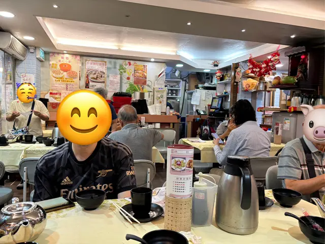 店內大約十張雙人台，店外有大約兩張六人台。
很多街坊、老夫婦都是常客互相打招呼， 外賣的、堂食的絡繹不絕。 