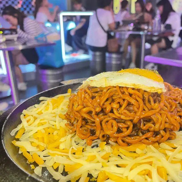 大發!芝士鐵板黑松露炸醬拉麵