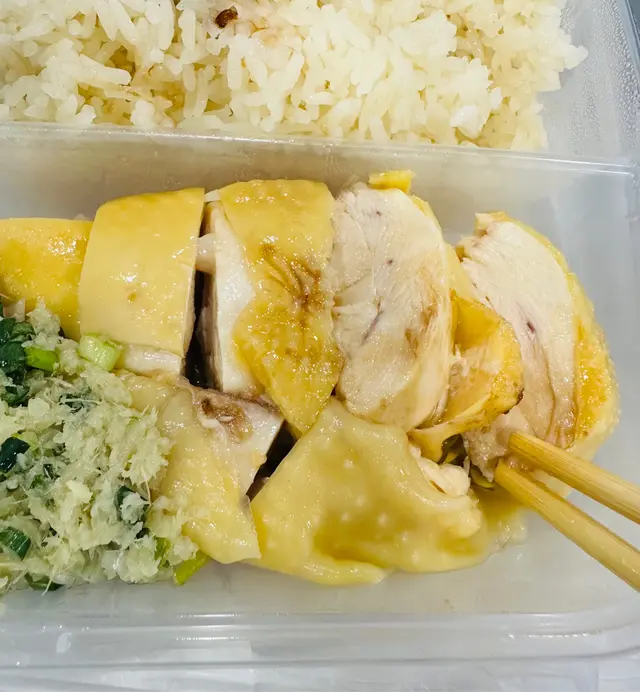 太耐無去⋯⋯ 好掛住佢哋個靚湯。
以前佢哋既例湯好甜，今日轉咗湯料煲，有點兒失望。

令人更氣憤的是海南雞既水準嚴重直線下降
今日中午，網上揀定無骨海南雞配雞油飯與例湯，價錢為$56-HKD，去到拎外賣時充滿期待，直至一開盒試第一件雞，忽然令我產生懷疑，呢盒嘢有冇入錯袋比錯嘢我，又貴又唔好食。

一個字形容，鞋
兩個字形容，難食
三個字形容，大倒退

相信食番平啲既有骨海南雞會好食啲，真係令我大跌眼鏡和冇信心再試呢款所謂海南雞。