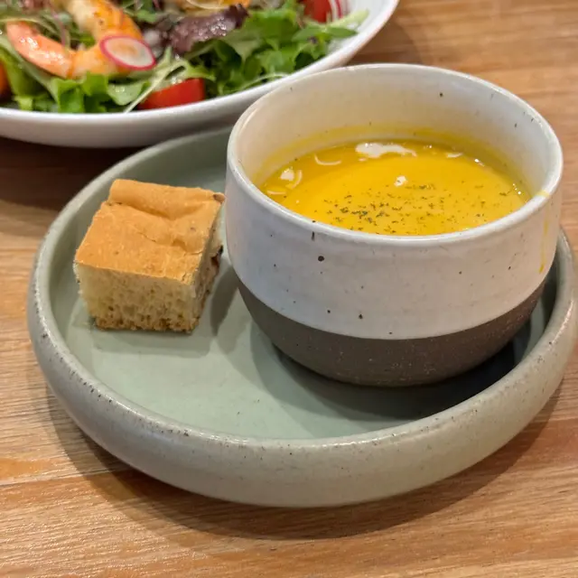 是日餐湯配自家製香草麵包