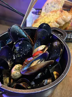 4/5
4 stars is for the fresh and delicious oysters! Even better then many hotels oysters bar. 
But hot dishes here really need a big improvement.