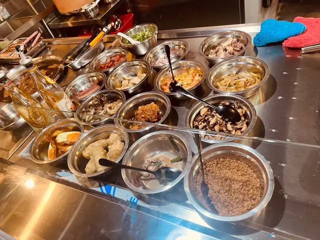 麵線糊檔,揀好配料加入碗內