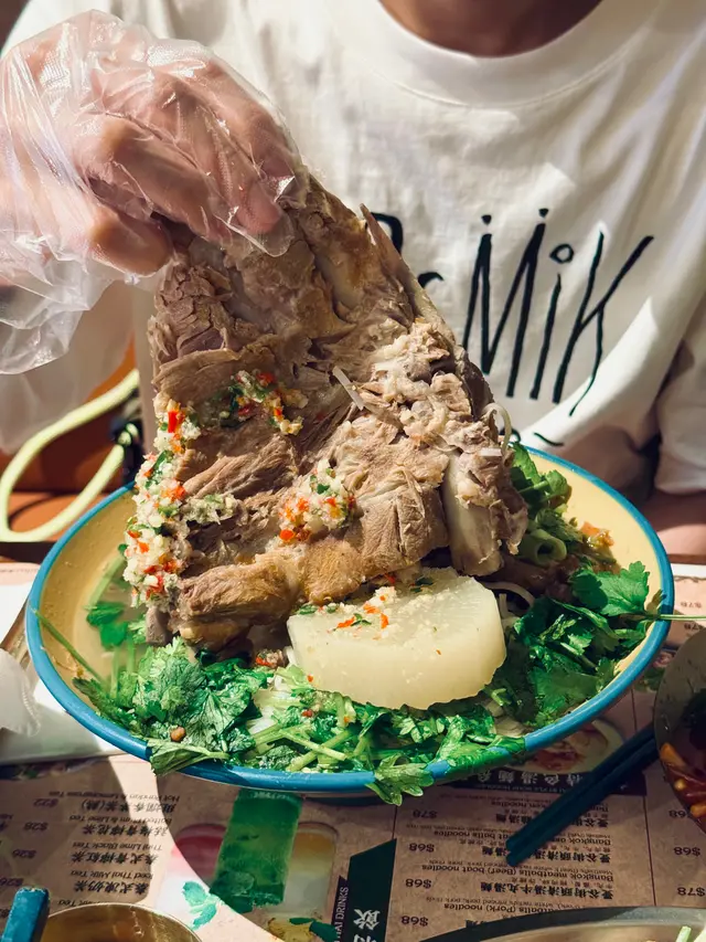 排骨經多個小時的熬製，肉質超嫩滑，很容易撕開，配上由蒜、辣椒、青檸製成的酸辣醬汁，超級惹味。