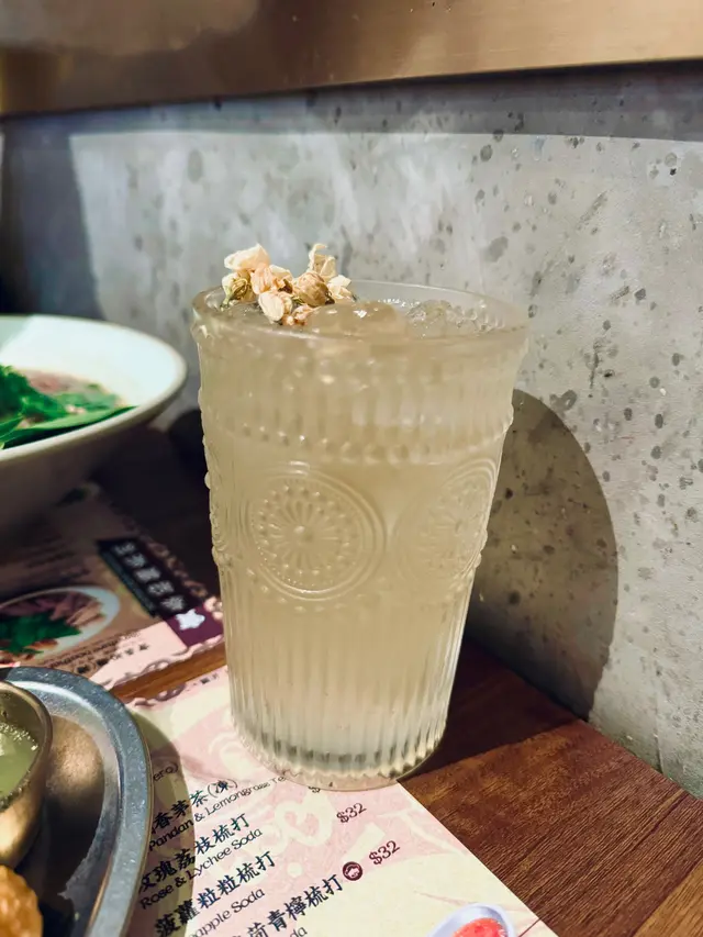 味道酸酸甜甜，飲到微微的話梅味，甜度適中，而且帶花茶香。