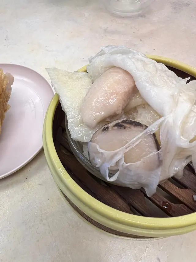 有濕浸住，比雞扎入味好食啲，材料差唔多。有一塊雞肉，幾塊魚肚，一塊冬菇。