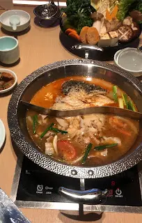 鴛鴦鍋-招牌爆炒海味石頭湯配聰明沙茶魚頭湯