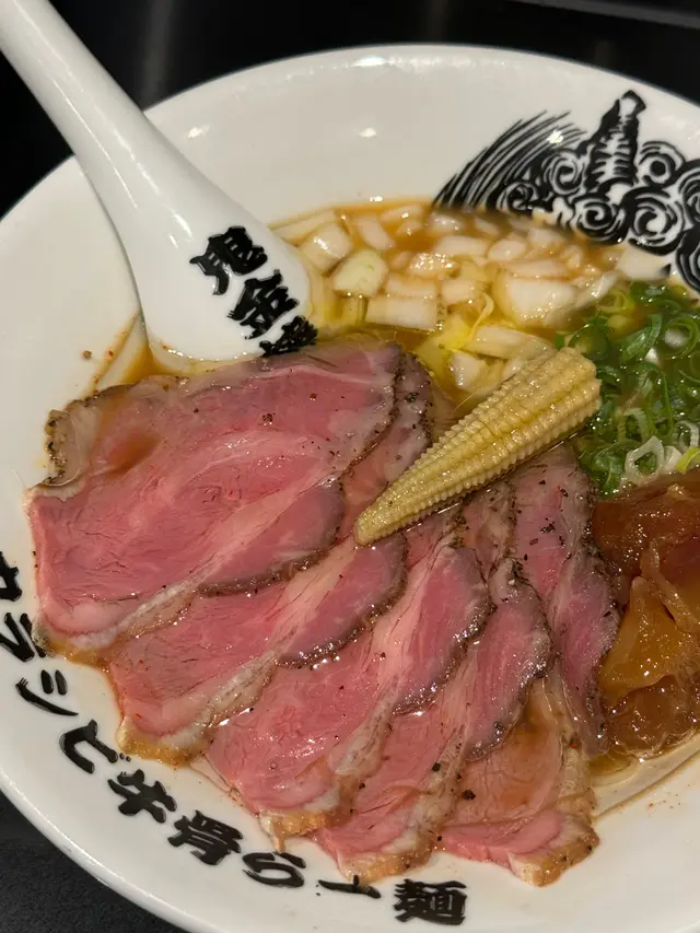 湯底以牛腿骨 經長時間熬製而成 濃厚 更稍帶牛香 再配上鬼金棒特調的辣麻
味道豐富 刺激 開胃 拉麵🍜偏幼細 彈牙爽口 也非常掛汁
牛叉燒 經烹調後薄切 每口牛香味十足 軟嫩!!
牛筋黏軟 富韌性可口 和辣麻牛骨湯底一起吃