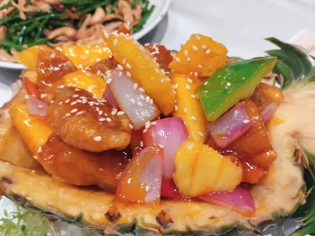 原隻菠蘿脆皮咕嚕肉