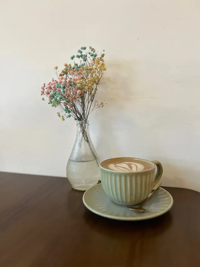 西貢chill 嘅時候發現呢間令人覺得好peaceful 同relaxed 嘅小店。地方好乾淨，店員姐姐笑容親切有禮貌，第一印象已經好好❤️同朋友點左mocha 同lemon tea，夠熱好飲，地方乾淨坐得好舒服，連經過門外嘅哥基狗狗都忍唔住入黎攞treats 😆 下次去西貢會試埋食物，highly recommend！