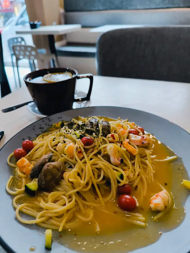 魷魚蝦紅咖喱意粉