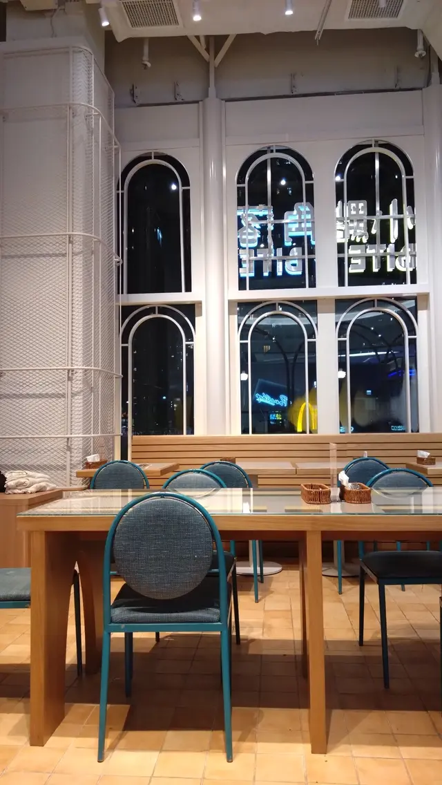 餐廳位於商場5樓,樓底高