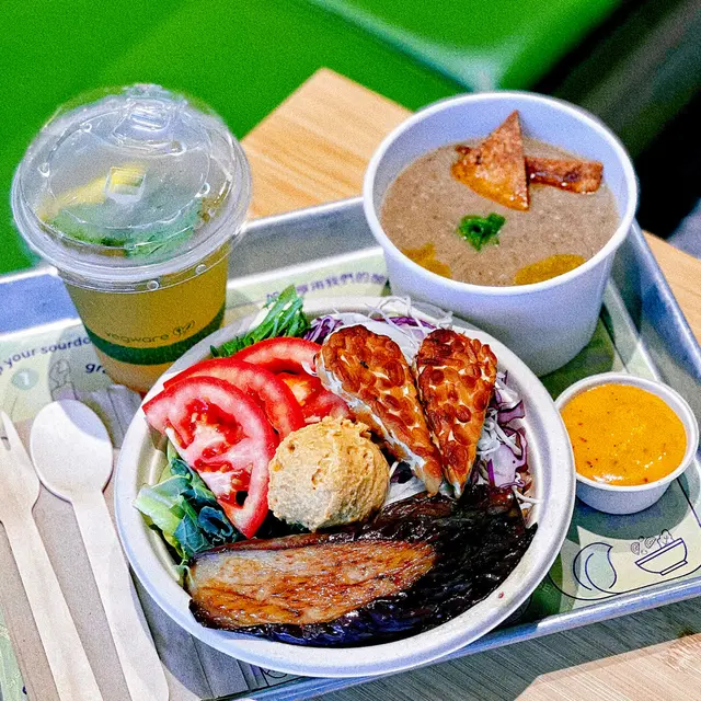 Banyan 有Grilled Tempeh,fried eggplant🍆,roasted garlic🧄 ,hummus ,cabbage 🥬,tomato slices 🍅,amba sauce,超豐富😍 Grilled Tempeh係心形㗎!食之前緊係要打卡啦!