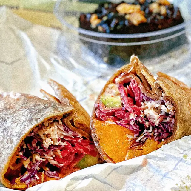 依個卷物都係揀咗餐廳嘅signature-Cedar有Avocade🥑,cabbage🥬,roasted pumpkin🎃,pickled red onion🧅,chipotle sauce,都好豐富!😆切開會見到滿滿嘅餡料,咬落去有蔬菜清甜
