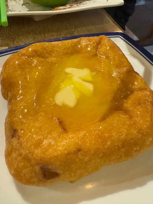 俾我揀多次，我寧願去茶記食一個西多士下午茶，有埋嘢飲，都係呢個價錢
西多士等咗好耐，食晒兩個麵個西多士先到，本身抱住好大期望，以為會脆卜卜熱辣辣
我只能夠形容，佢只係中間夾咗花生醬，搽咗好多蛋漿，油淋淋 嘅兩塊白麵包 😊