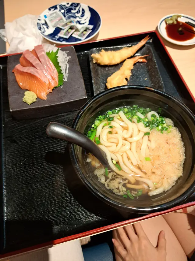 炸蝦天婦羅烏冬 + 三文魚刺身 