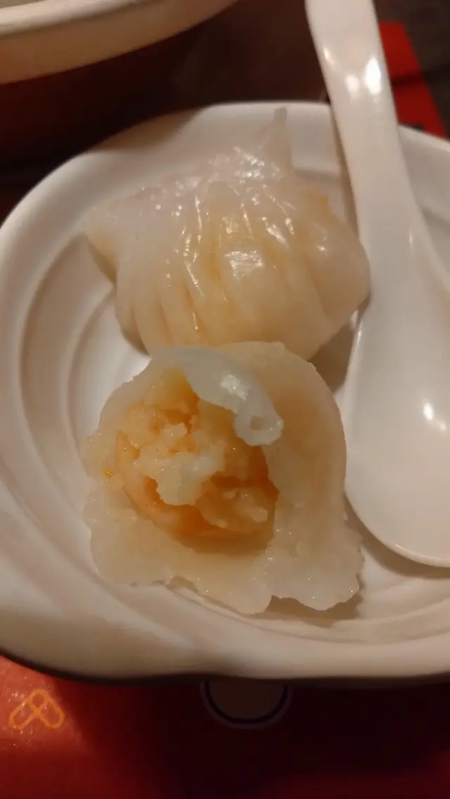 熱熱地又煙韌晶瑩的蝦餃皮，內裡主要是蝦肉餡，並沒有加入豬肉，真材實料