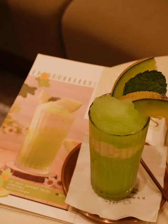 蜜瓜在沙冰降溫時