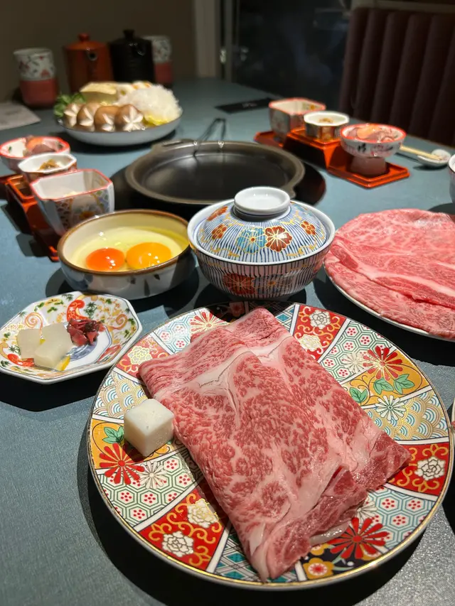 套餐有前菜、兩款薩摩牛切片、野菜盛合、無菌蛋及蘭王蛋，米飯同甜品