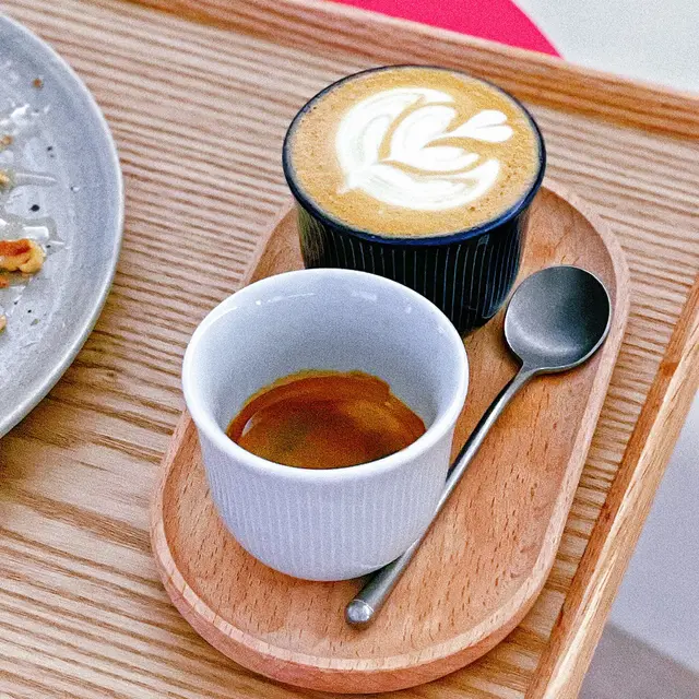 黑白相配就係有兩杯小咖啡,一杯espresso,一杯latte😆espresso可以飲到咖啡嘅香濃,latte可以飲到軟滑奶香!☕️