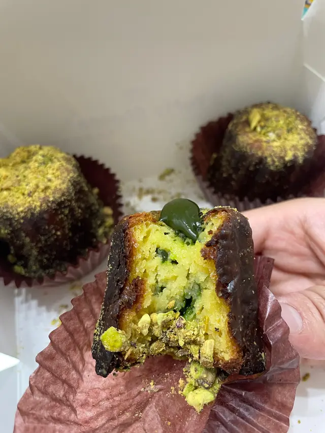 開心果迷必試😍可麗露size都算偏大，而且外脆內軟，開心果醬俾得好足，爆哂饀，面頭仲有開心果碎，超正～不過暫時只係逢星期五六日先供應🙈支持高質小店，希望小店能夠繼續經營落去啦