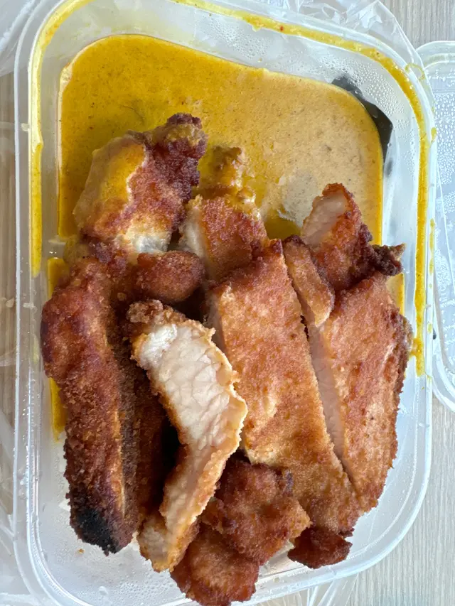 豬扒比平常厚，咖哩味道ok.，外賣只係55蚊，好扺食。 如果可以加5蚊10蚊俾D瓜菜，咁就perfect. 