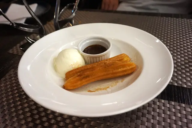 西班牙玉桂油條、朱古力醬、雪糕