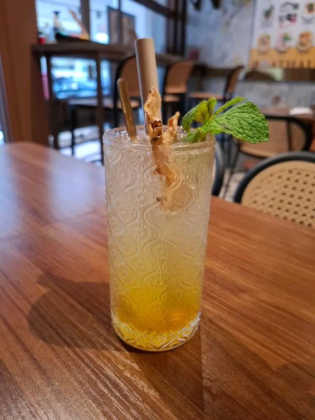 菠蘿粒粒梳打