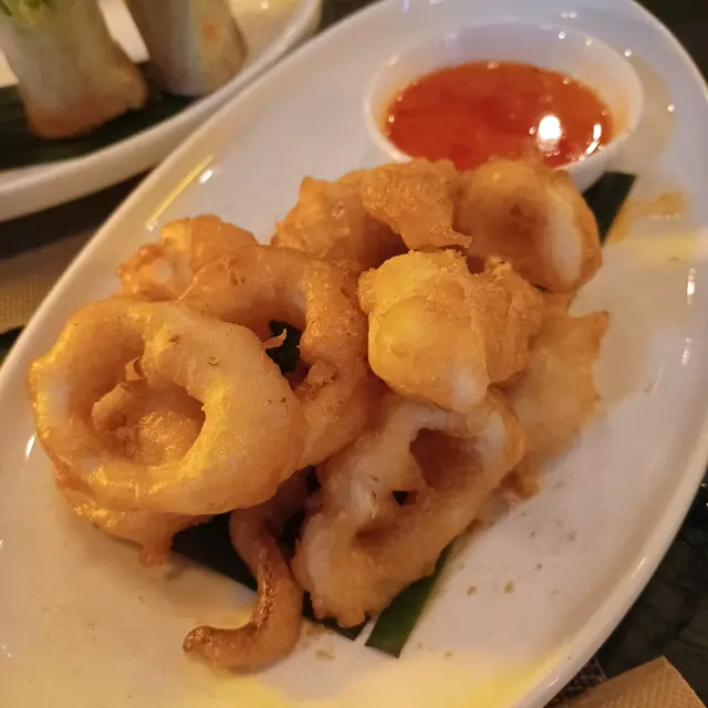這道經典泰式炸魷魚可以說是餐廳的招牌菜之一。魷魚新鮮肥嫩，外層酥脆，咬下去能感受到魷魚的Q彈口感。