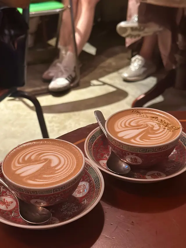 ☕️今次我都係叫咗嘅Black Sugar Latte,依然係我最鍾意嘅味道。咖啡嘅濃郁同黑糖嘅滑順完美融合,比起出面嘅Caramel Latte更加香同match👍🏻
🍯我仲試咗Logan Honey Latte ,上面Topping嘅桂花同埋蜜糖香味好夾,慢慢再飲到淡淡的龍眼味,味道好特別值得一試。