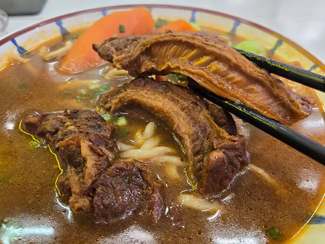 餐牌話係牛腩, 但好明顯, 一眼睇得出係牛肋條, 南美個D, 巴西定阿根庭就睇唔出啦。 肉味? 無乜。 仲有, 可以再炆淋D。